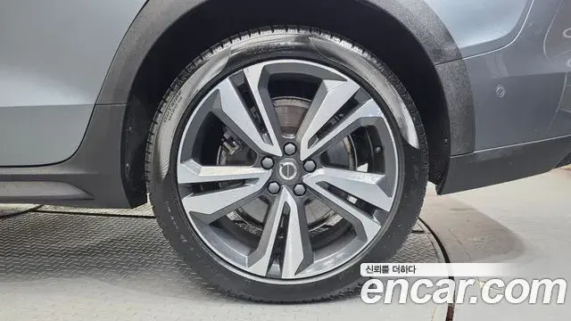 Volvo V60 Cross Country 2019 — Şəkil 25/35