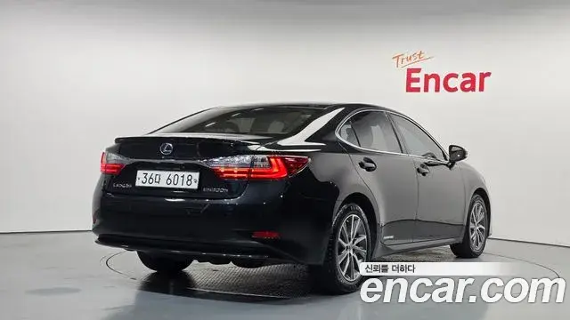 Lexus ES300h 2018 — ფოტო 2/20