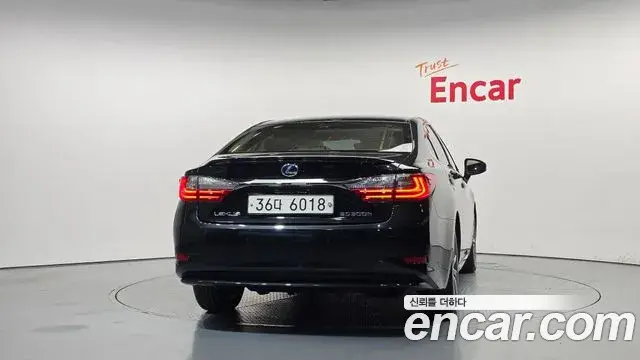 Lexus ES300h 2018 — ფოტო 4/20