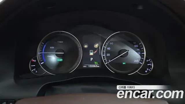 Lexus ES300h 2018 — ფოტო 8/20