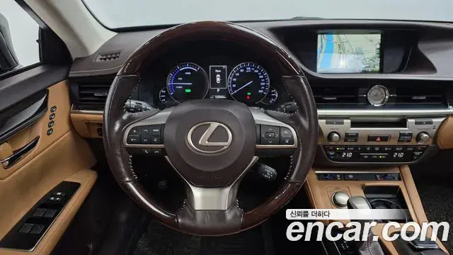 Lexus ES300h 2018 — ფოტო 13/20
