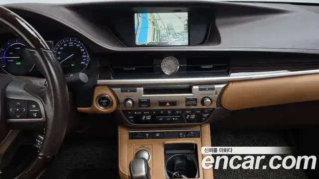 Lexus ES300h 2018 — ფოტო 15/20