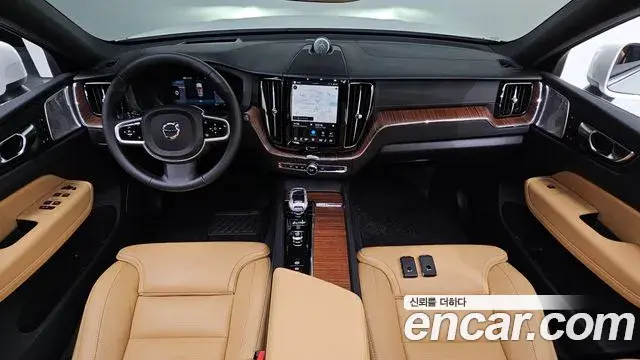 Volvo XC60 2025 — Photo 18/34