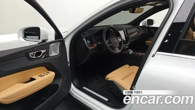 Volvo XC60 2025 — Photo 30/34