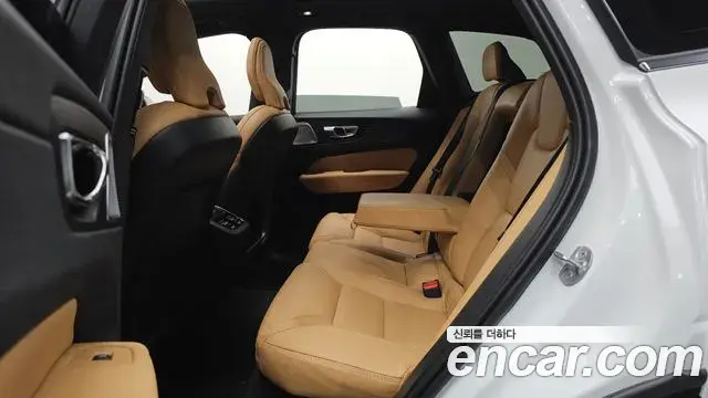 Volvo XC60 2025 — Photo 24/34