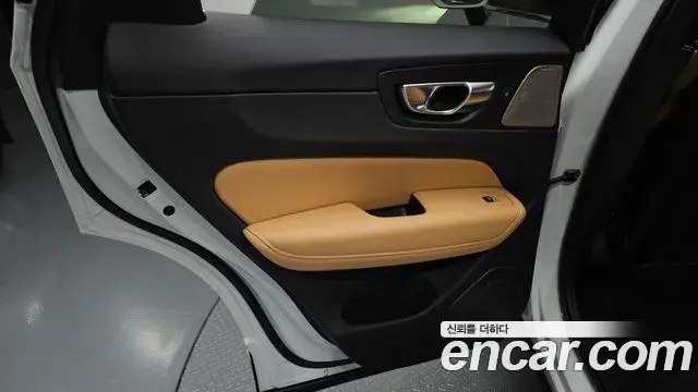 Volvo XC60 2025 — Photo 33/34