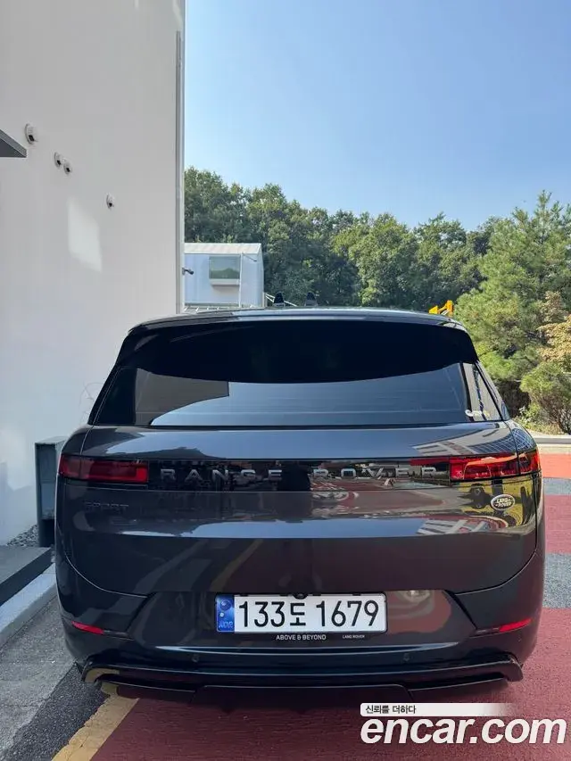 Land Rover Range Rover Sport 2023 — Photo 9/10