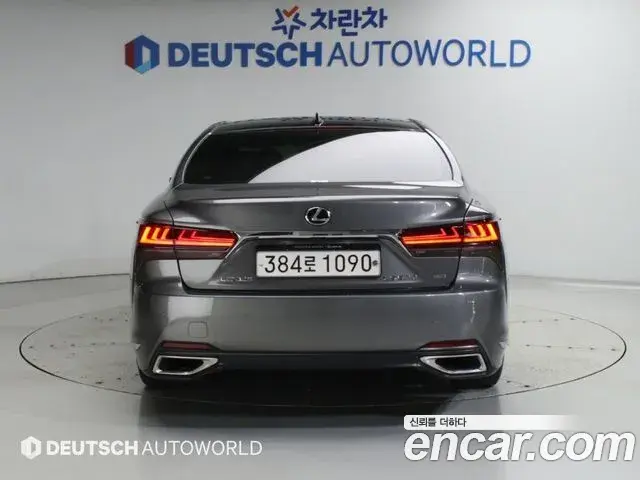 Lexus LS500 2021 — Photo 19/20