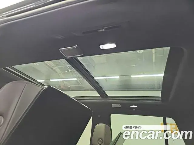 Cadillac Escalade 2023 — ფოტო 17/19