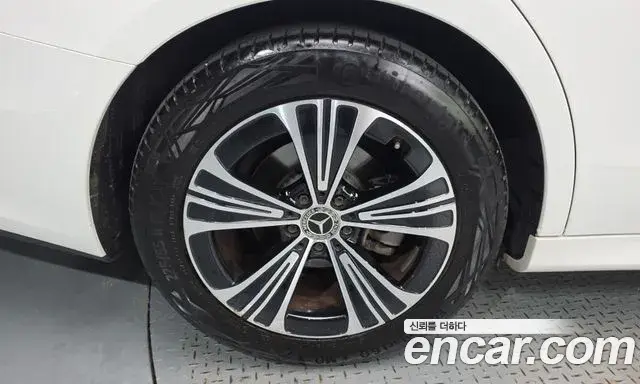 Mercedes-Benz E-Class 2025 — Photo 5/20
