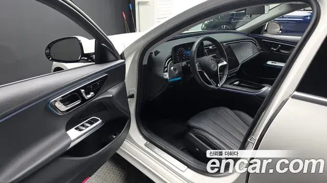 Mercedes-Benz E-Class 2025 — Photo 10/20