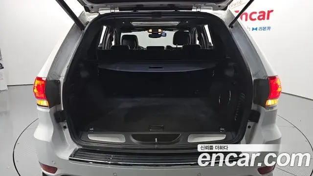 Jeep Grand Cherokee 2018 — Photo 30/30