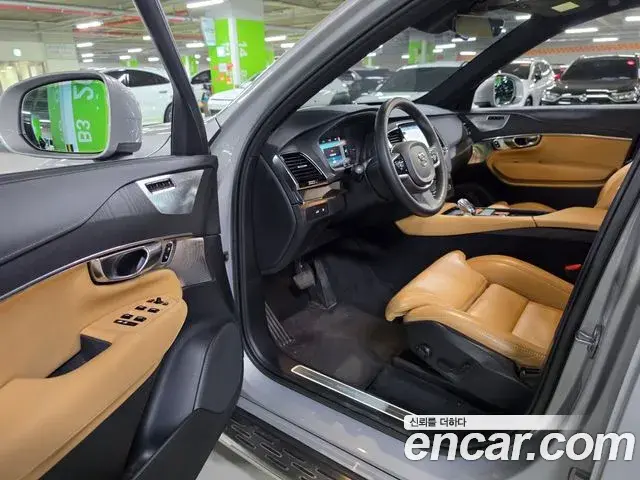 Volvo XC90 2022 — ფოტო 18/20