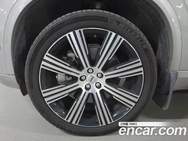 Volvo XC90 2022 — ფოტო 8/20