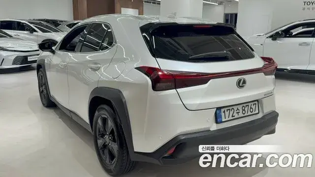 Lexus UX300h 2025 — Şəkil 2/13