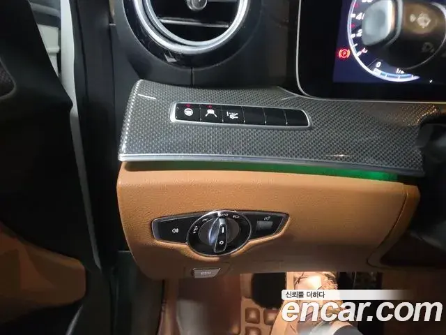 Mercedes-Benz E-Class 2019 — Photo 13/20
