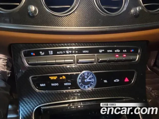Mercedes-Benz E-Class 2019 — Photo 18/20