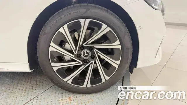 Mercedes-Benz E-Class 2026 — Photo 6/20