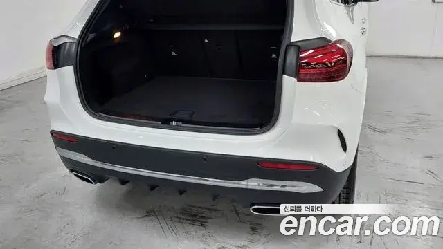 Mercedes-Benz GLA-Class 2025 — Photo 11/18