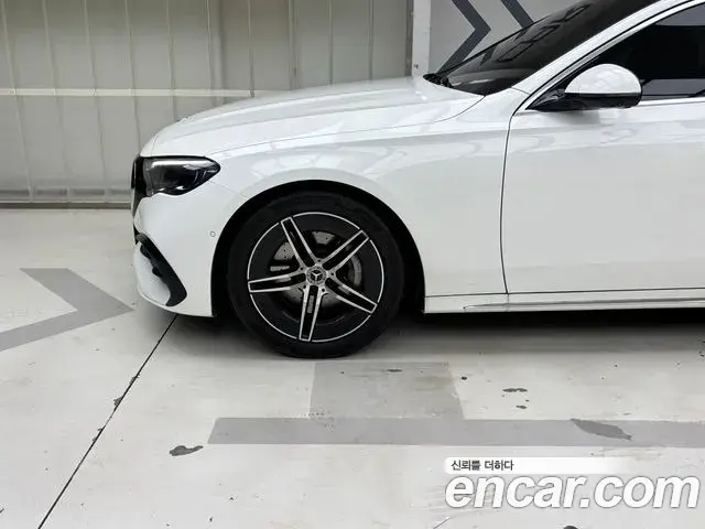 Mercedes-Benz E-Class 2025 — Photo 4/20