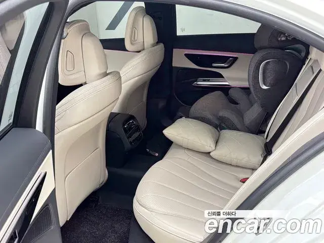 Mercedes-Benz E-Class 2025 — Photo 8/20
