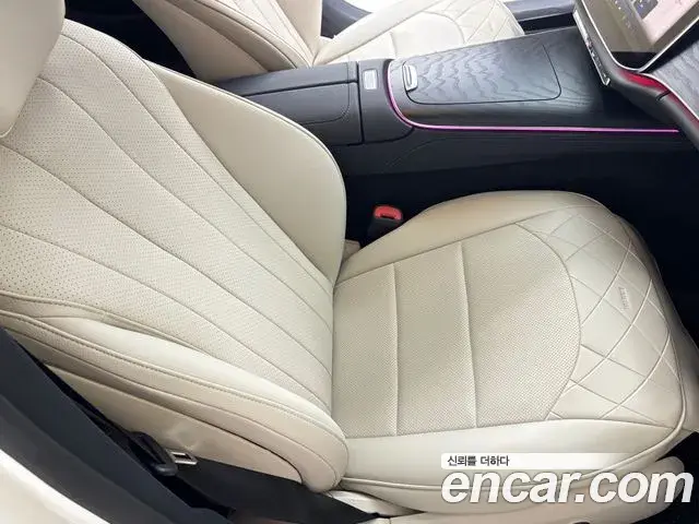 Mercedes-Benz E-Class 2025 — Photo 13/20