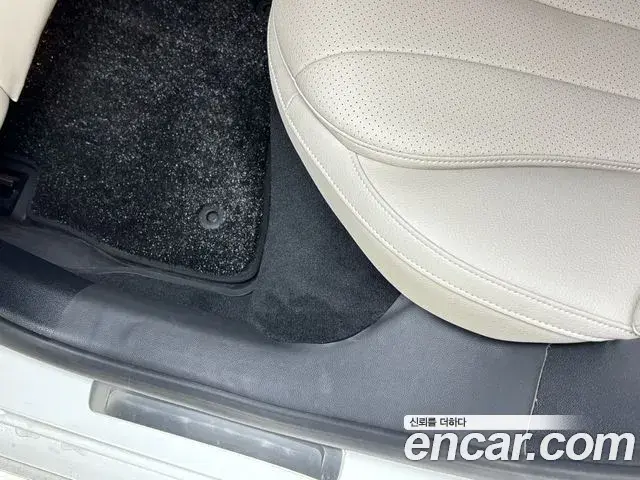 Mercedes-Benz E-Class 2025 — Photo 18/20