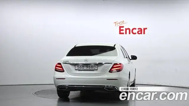 Mercedes-Benz E-Class 2018 — Şəkil 17/20