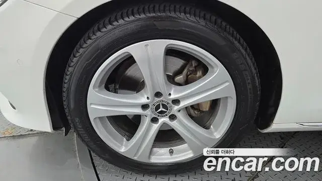 Mercedes-Benz E-Class 2018 — Şəkil 16/20