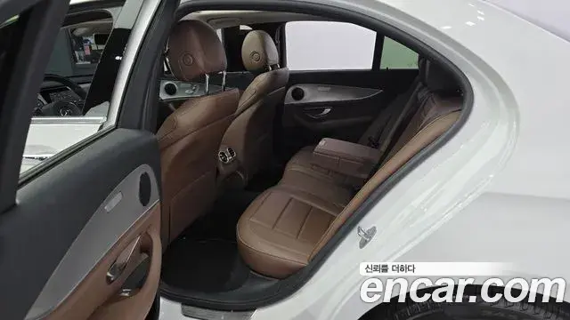 Mercedes-Benz E-Class 2018 — Şəkil 19/20
