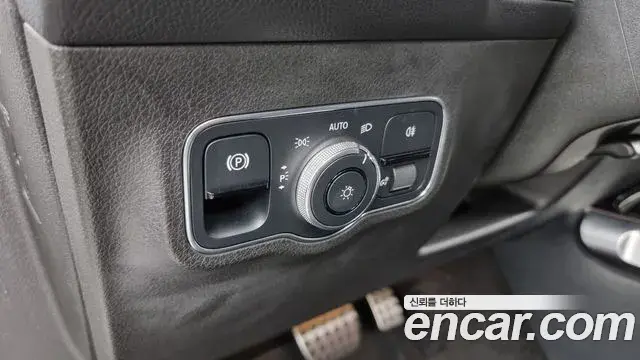 Mercedes-Benz GLB-Class 2021 — Photo 15/20