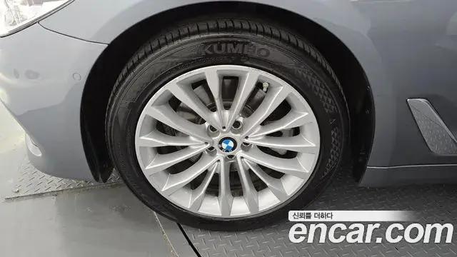 BMW 5 Series 2018 — Photo 12/20
