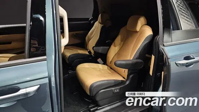 Kia Carnival 2023 — Фото 17/20