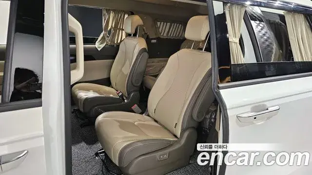 Kia Carnival 2023 — ფოტო 11/20