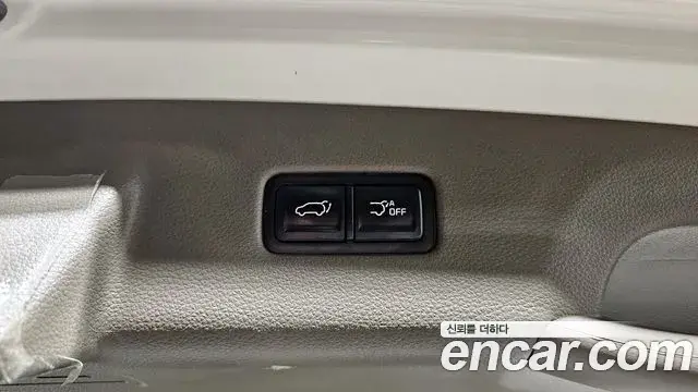 Kia Carnival 2023 — ფოტო 17/20