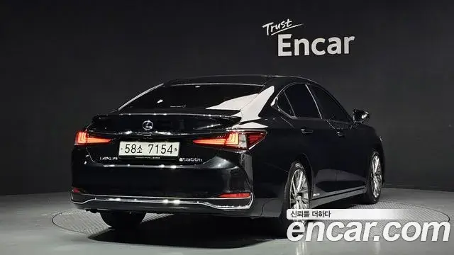 Lexus ES300h 2019 — Фото 2/20