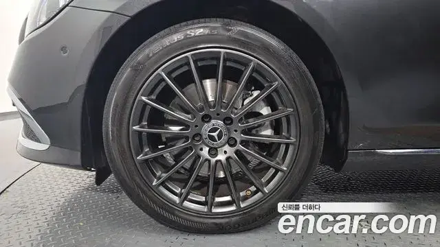 Mercedes-Benz E-Class 2021 — Photo 5/20