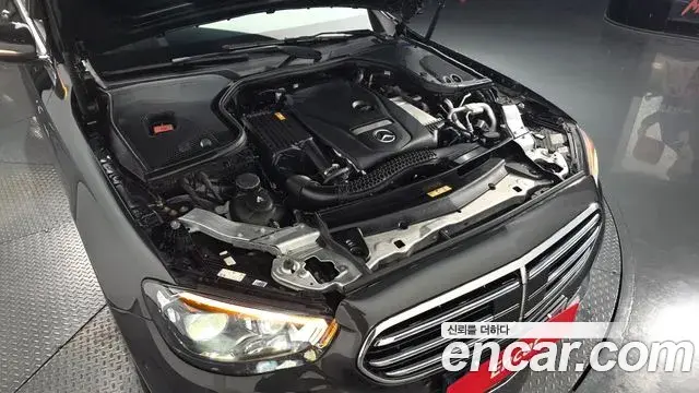 Mercedes-Benz E-Class 2021 — Photo 3/20