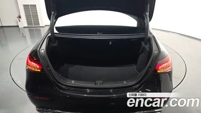 Mercedes-Benz E-Class 2021 — Photo 13/20