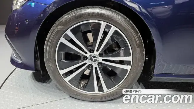 Mercedes-Benz E-Class 2021 — ფოტო 6/20