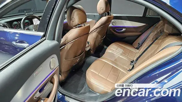 Mercedes-Benz E-Class 2021 — ფოტო 17/20