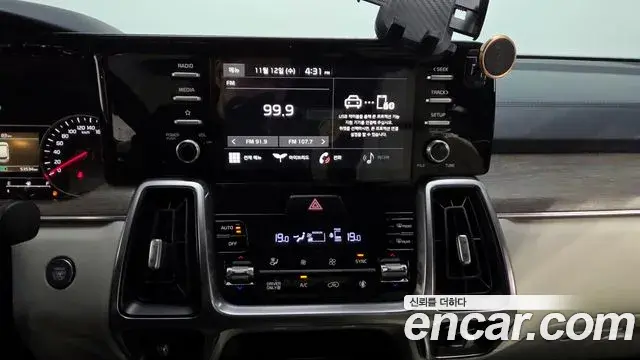 Kia Sorento 2020 — ფოტო 19/20