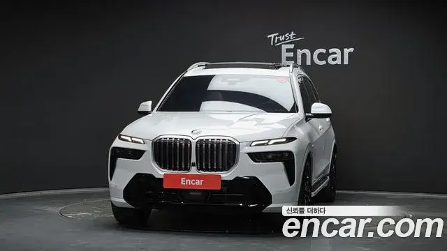 BMW X7 2023 — ფოტო 8/20