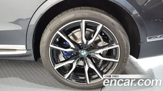 BMW X7 2021 — ფოტო 18/20