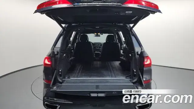 BMW X7 2021 — ფოტო 17/20