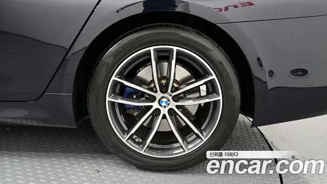 BMW 5 Series 2022 — ფოტო 19/20