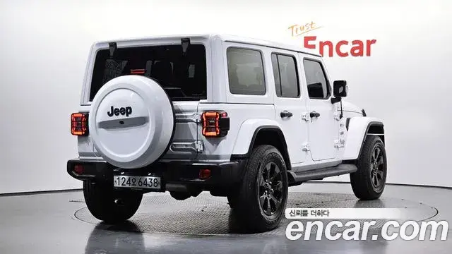 Jeep Wrangler 2019 — ფოტო 8/20
