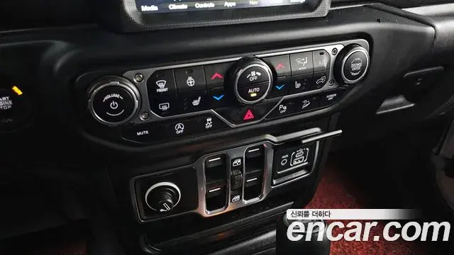 Jeep Wrangler 2019 — ფოტო 13/20