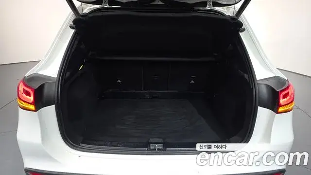 Mercedes-Benz GLA-Class 2021 — Photo 9/20