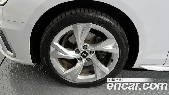 Audi A4 2021 — Şəkil 15/20